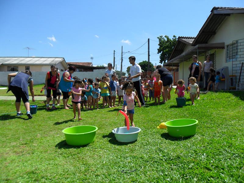 Brincadeiras Com água Refrescam Crianças Nas Atividades De Férias Dos