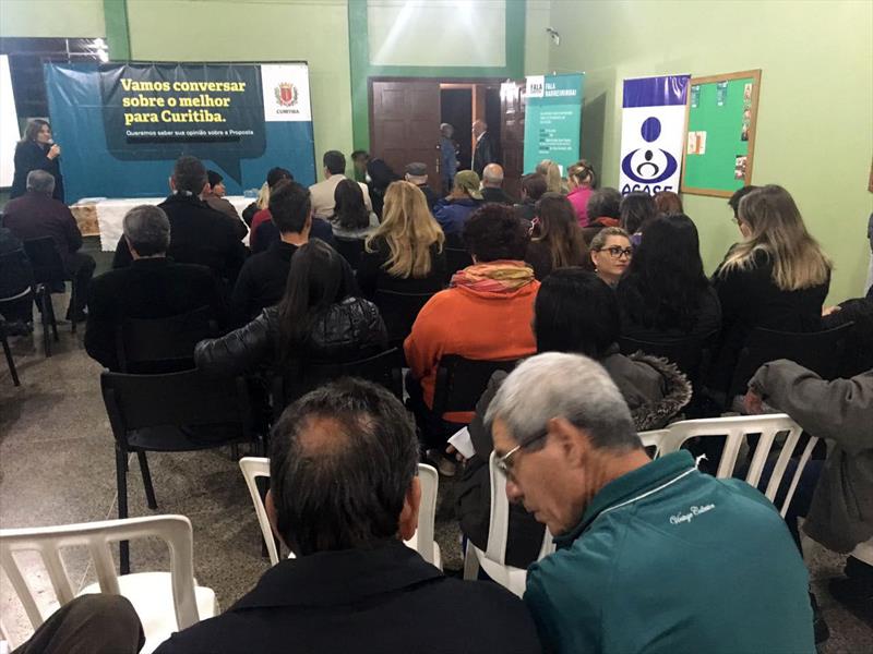 Mais de 200 pessoas lotaram o salão de eventos da Igreja Santa Efigênio no Barreirinha na noite de ontem. Mais de 200 pessoas lotaram o salão de eventos da Igreja Santa Efigênio no Barreirinha na noite de ontem.