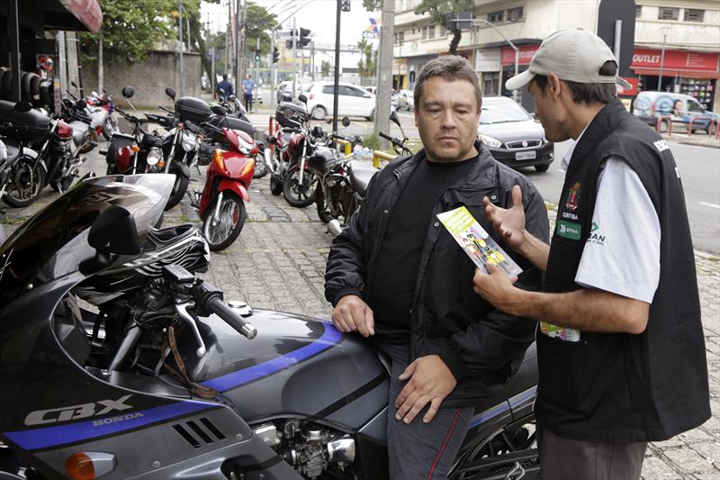 EPTran faz ação educativa com motociclistas EPTran faz ação educativa com motociclistas
