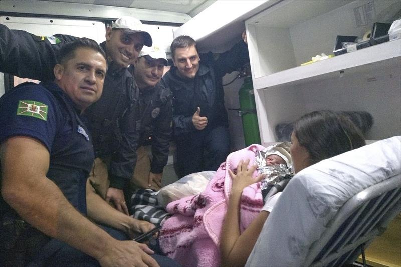 Equipe que fazia a ronda nas imediações da Polícia Federal, no Santa Cândida, auxiliou o nascimento de Micaela, não esperou o carro que levava sua mãe chegar ao hospital. Equipe que fazia a ronda nas imediações da Polícia Federal, no Santa Cândida, auxiliou o nascimento de Micaela, não esperou o carro que levava sua mãe chegar ao hospital.