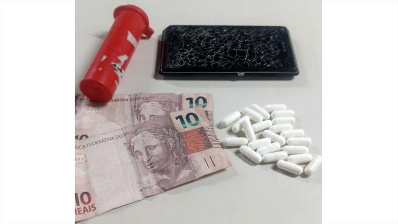 Jovem é apreendido com substância suspeita Jovem é apreendido com substância suspeita