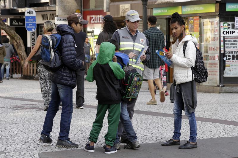 Eles deram informações e conversaram sobre a convivência com motoristas e ciclistas no calçadão da Rua XV de Novembro e na Boca Maldita. Eles deram informações e conversaram sobre a convivência com motoristas e ciclistas no calçadão da Rua XV de Novembro e na Boca Maldita.