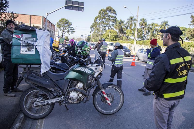 Motofretistas também foram alvo da ação fiscalizatória Motofretistas também foram alvo da ação fiscalizatória