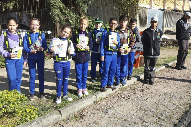 Projeto criado pela Escola Pública de Trânsito visa conscientiza motoristas e comunidade escolar para um trânsito mais seguro no entorno dos estabelecimentos de ensino Projeto criado pela Escola Pública de Trânsito visa conscientiza motoristas e comunidade escolar para um trânsito mais seguro no entorno dos estabelecimentos de ensino