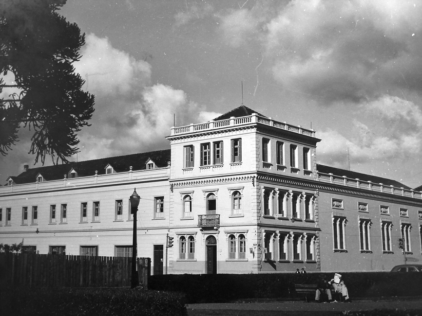Instituto Santa Maria visto a partir da Praça Santos Andrade, na década de 1940. À direita, a Capala.