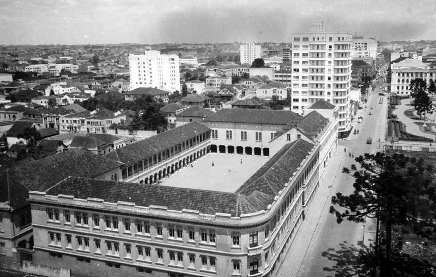 Conjunto arquitetônico do Instituto Santa Maria. Curitiba, em 1944.