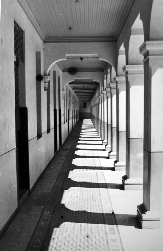 Circulação voltada para o pátio central no Instituto Santa Maria, na década de 1940.
