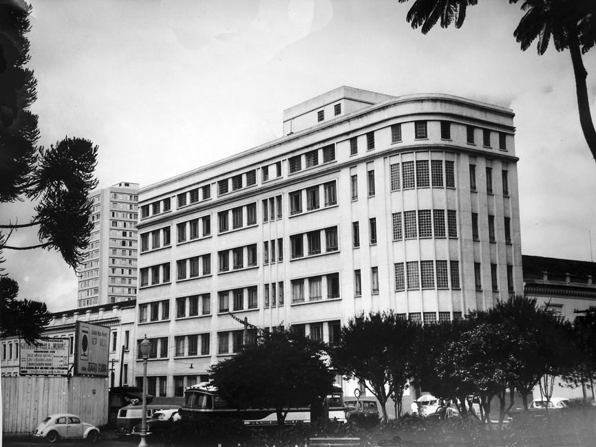 Edifício de sete pavimentos construído em 1960 e integrante do conjunto arquitetônico do antigo Instituto Santa Maria.