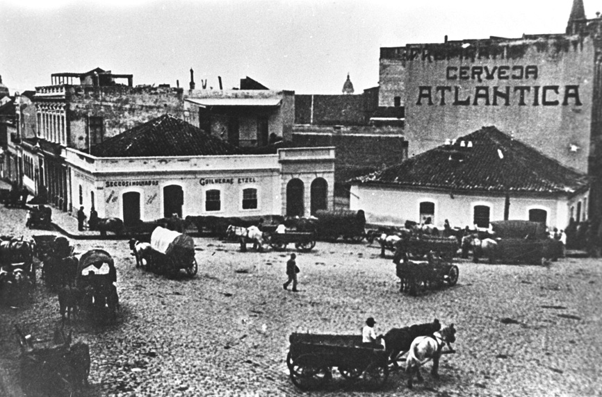 Largo Coronel Enéas, em 1914. No centro da imagem, o armazém de secos e molhados de Guilherme Etzel, que posteriormente foi transformado em Casa Romário Martins.