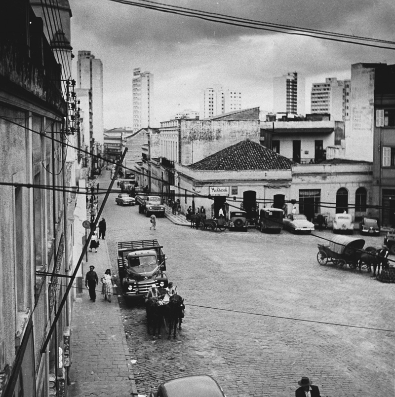 Rua São Francisco, em 1945. Em primeiro plano, à direita, a atual Casa Romário Martins.