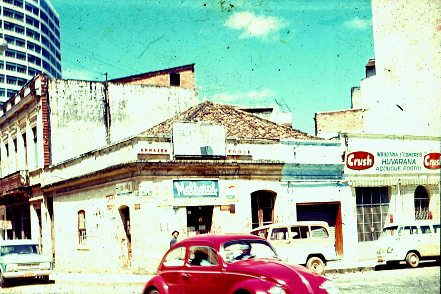 Em primeiro plano, o Largo Coronel Enéas. No início da Rua São Francisco, à esquerda, um armazém (atual Casa Romário Martins), década de 1950.
