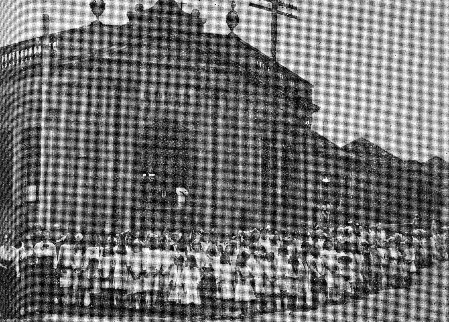 Alunos do Grupo Dr. Xavier da Silva, em frente à escola -1916.