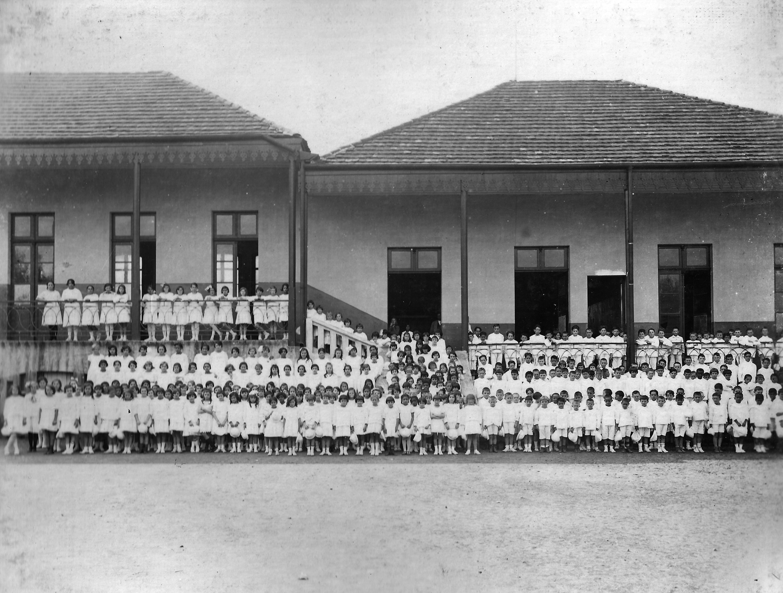 Alunos do Grupo Dr. Xavier da Silva no pátio da escola –década de 1920.