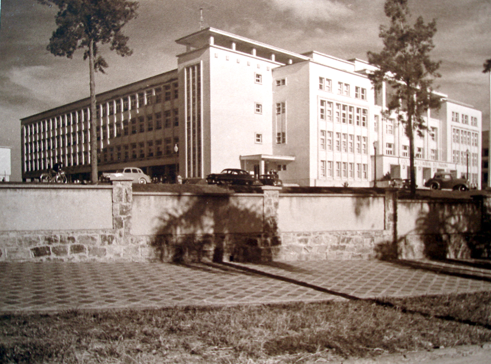 Colégio Estadual do Paraná visto da Avenida João Gualberto, em 1950. A fotografia pertence ao Álbum de Inauguração da escola.