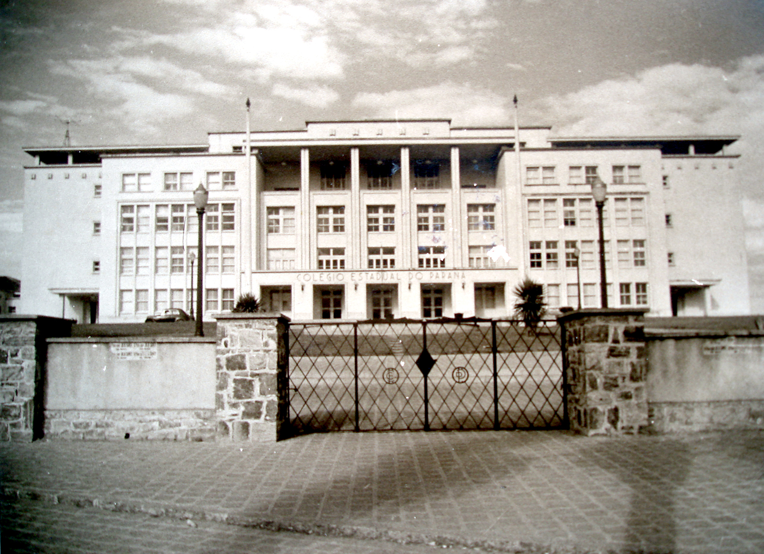 Fachada frontal do Colégio Estadual do Paraná. A fotografia pertence ao Álbum de Inauguração da escola.