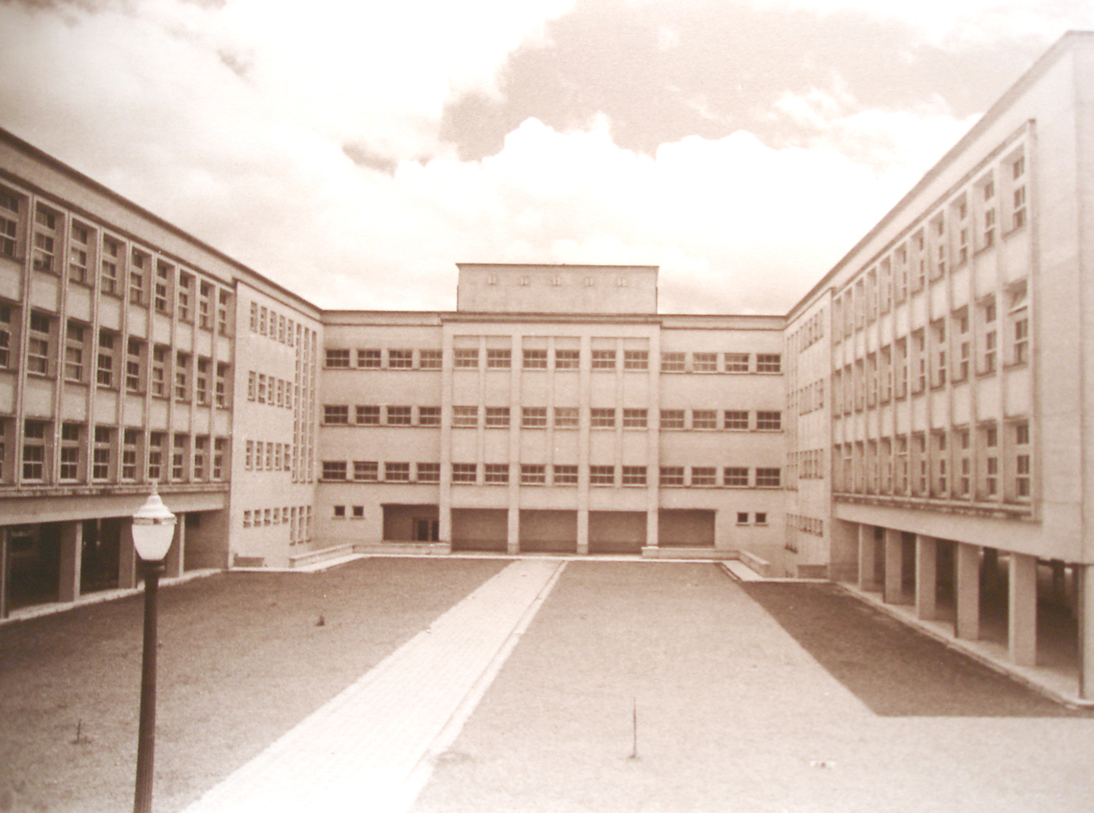 Pátio interno do Colégio Estadual do Paraná. A fotografia pertence ao Álbum de Inauguração da escola.
