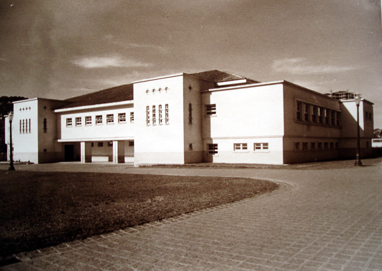 Ginásio de Esportes do Colégio Estadual do Paraná. A fotografia pertence ao Álbum de Inauguração da escola.