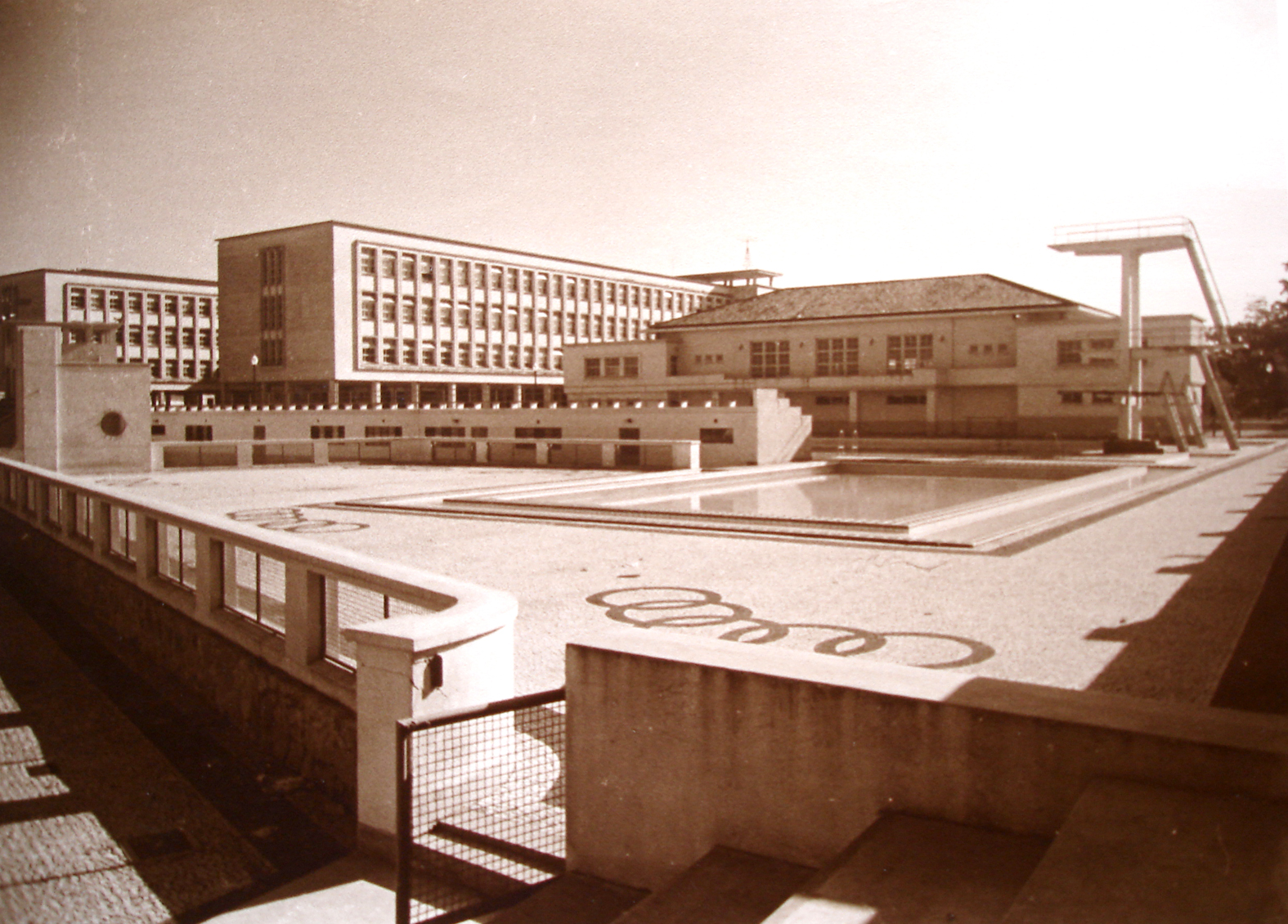 Vista da piscina olímpica do Colégio Estadual do Paraná. A fotografia pertence ao Álbum de Inauguração da escola.