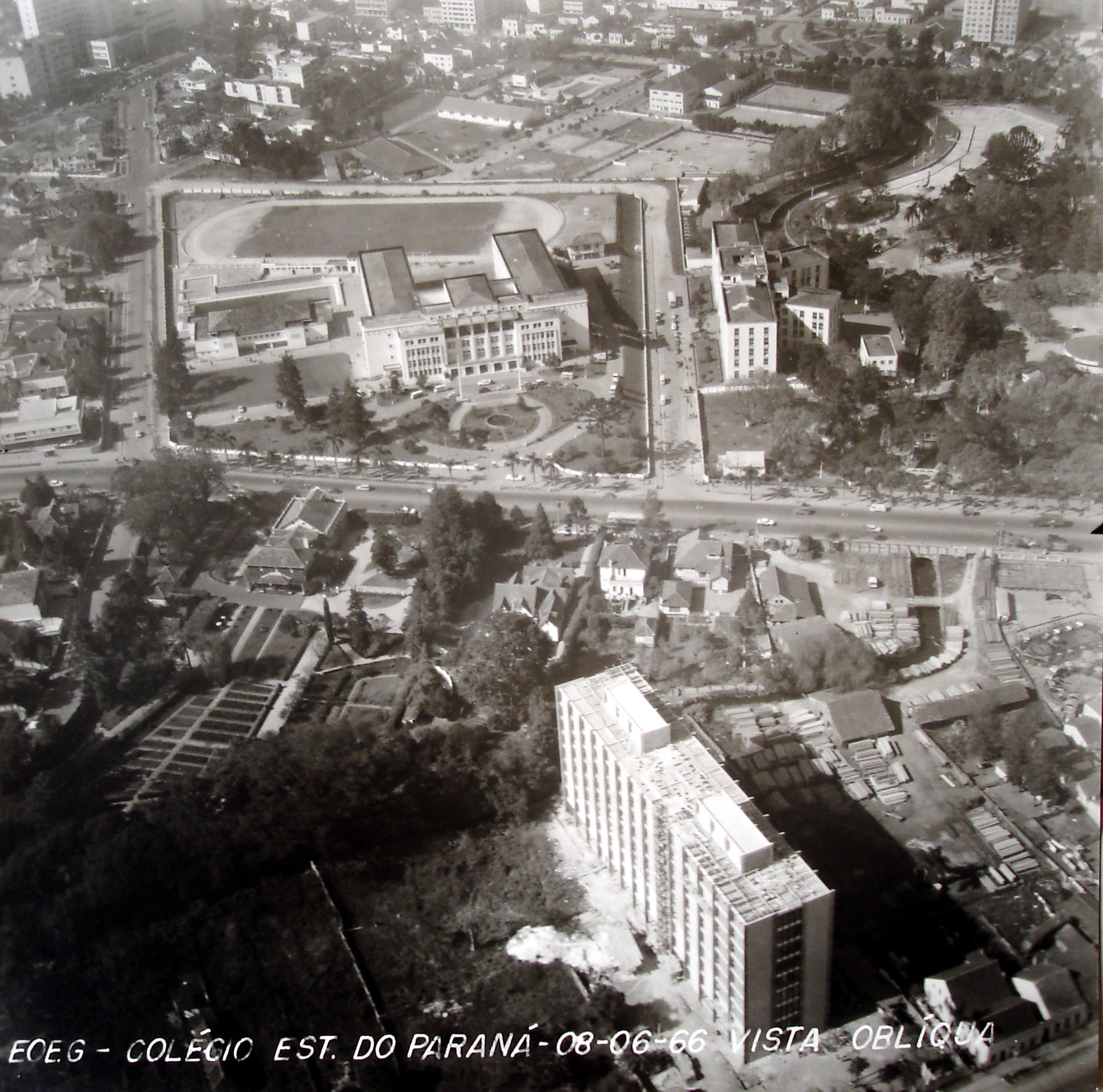 Vista aérea do conjunto arquitetônico do Colégio Estadual do Paraná, na década de 1960.