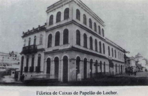 A edificação construída por Manoel Antônio Guimarães Netto na esquina das ruas Mateus Leme e Treze de Maio, atual sede do Conservatório de Música Popular Brasileira de Curitiba, quando abrigada a fábrica de papelão.