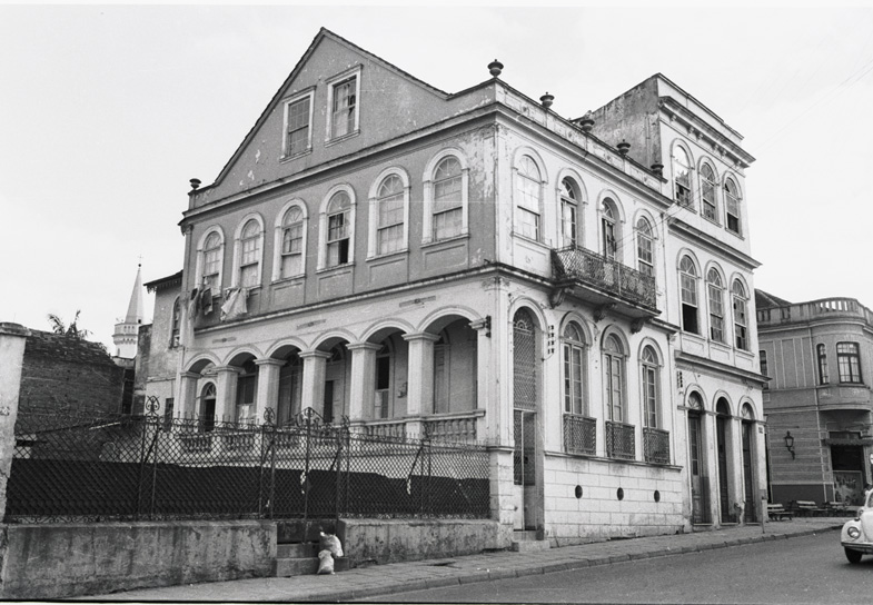 Solar dos Guimarães e a edificação da esquina das ruas Mateus Leme e Treze de Maio, em 1981.