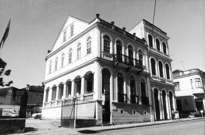 Solar dos Guimarães e a edificação da esquina das ruas Mateus Leme e Treze de Maio, em 1981.
