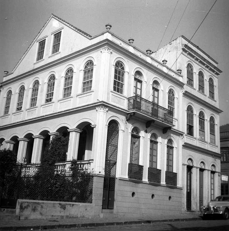 Solar dos Guimarães e a edificação da esquina das ruas Mateus Leme e Treze de Maio, em 1981.