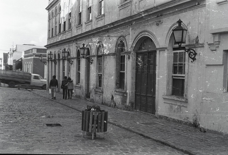 Edificação da esquina das ruas Mateus Leme e Treze de Maio, em 1981.