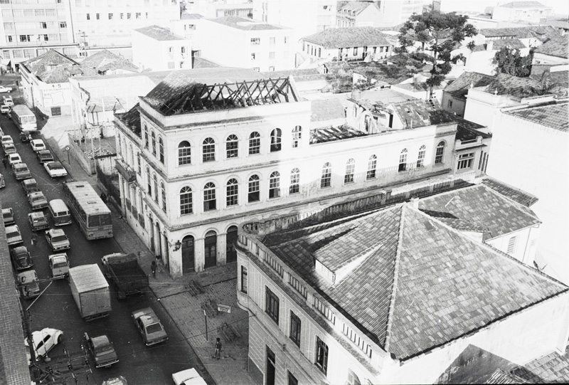 Edificação da esquina das ruas Mateus Leme e Treze de Maio após o incêndio de 1979.