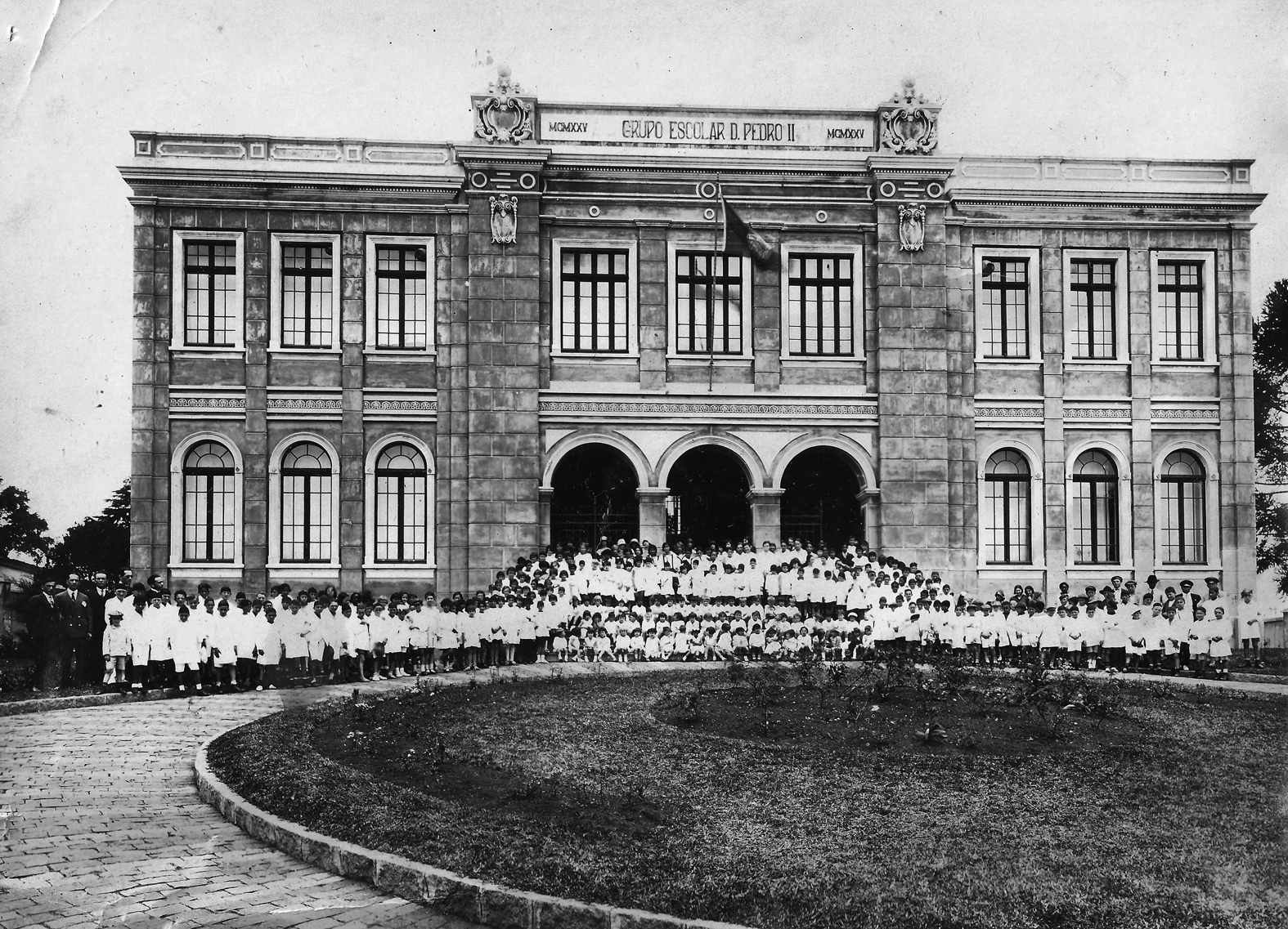 Alunos em frente ao Grupo Escolar D. Pedro II recém-inaugurado, em 1928.