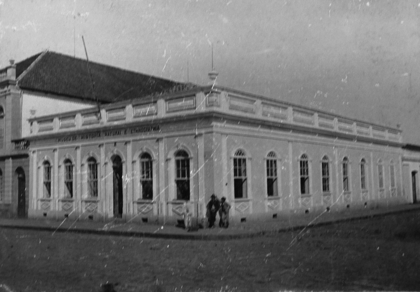 Segunda sede do Museu Paranaense (1900-1913), localizada na esquina das atuais Alameda Dr. Muricy com Rua Candido Lopes, onde se encontra a Biblioteca Pública do Paraná.