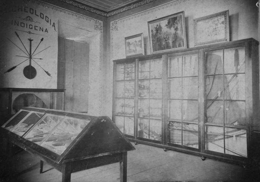 Sala de exposições da segunda sede do Museu Paranaense (1900-1913).