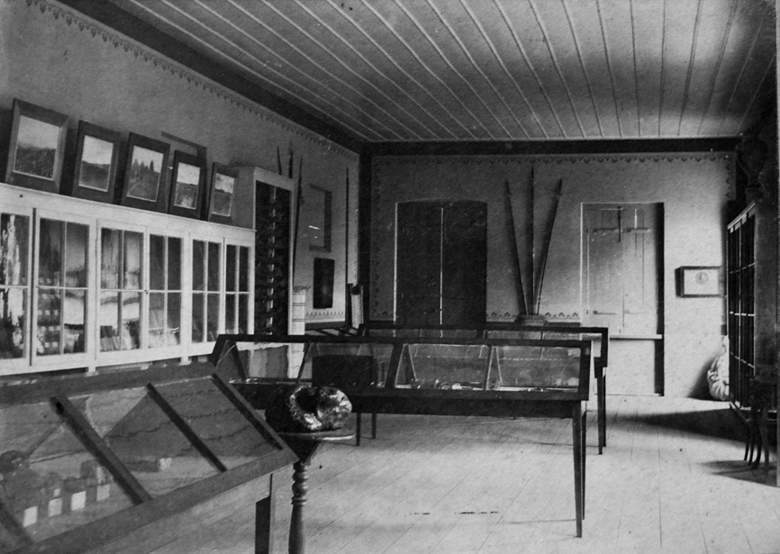 Sala de exposições da segunda sede do Museu Paranaense (1900-1913).