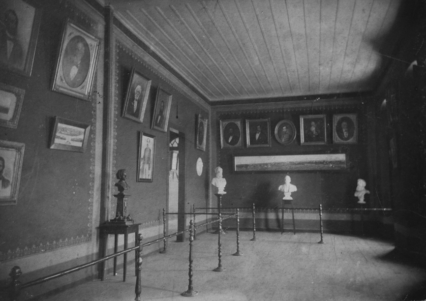 Sala de exposições da segunda sede do Museu Paranaense (1900-1913).