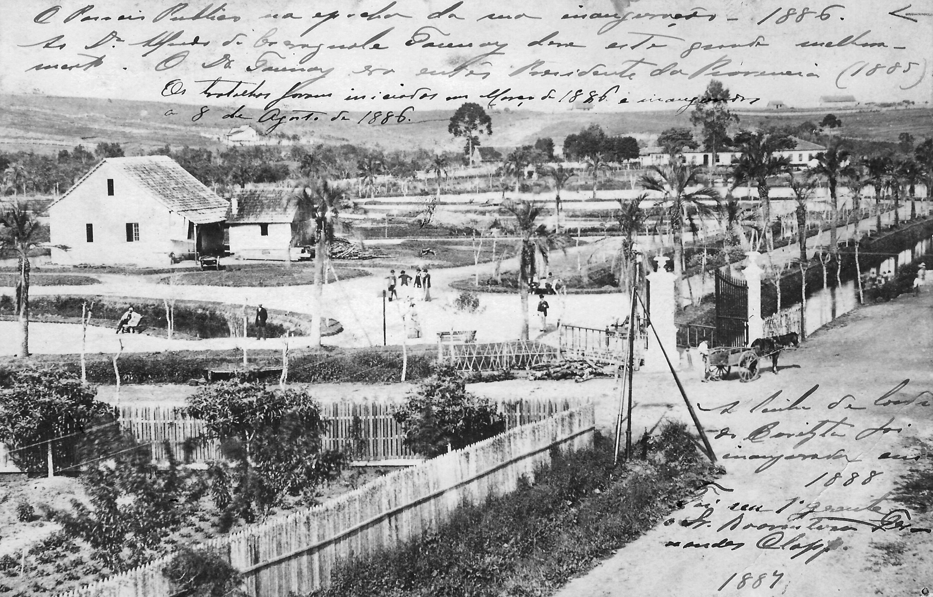 A foto mostra o Passeio Público após a segunda inauguração, em 8 de agosto de 1886. O destaque é dado à entrada principal, marcada por dois pilares, localizada no Boulevar 2 de Julho (atual Avenida João Gualberto). Logo em seguida, a ponte sobre o canal do Rio Belém. À esquerda, a casa do zelador.