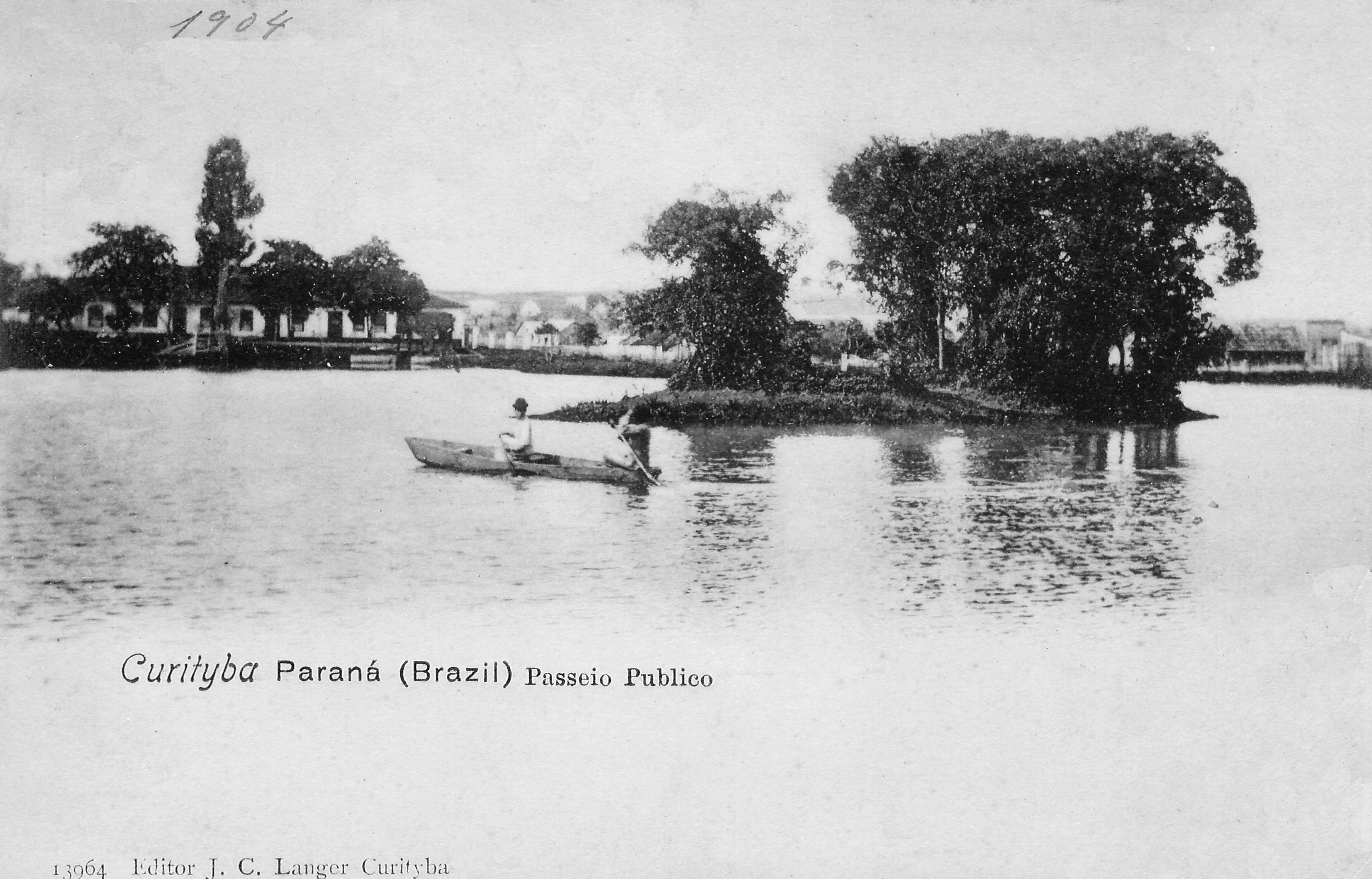Postal que mostra uma canoa no lago principal do Passeio Público, em 1904. Ao fundo, o engenho Bittencourt.