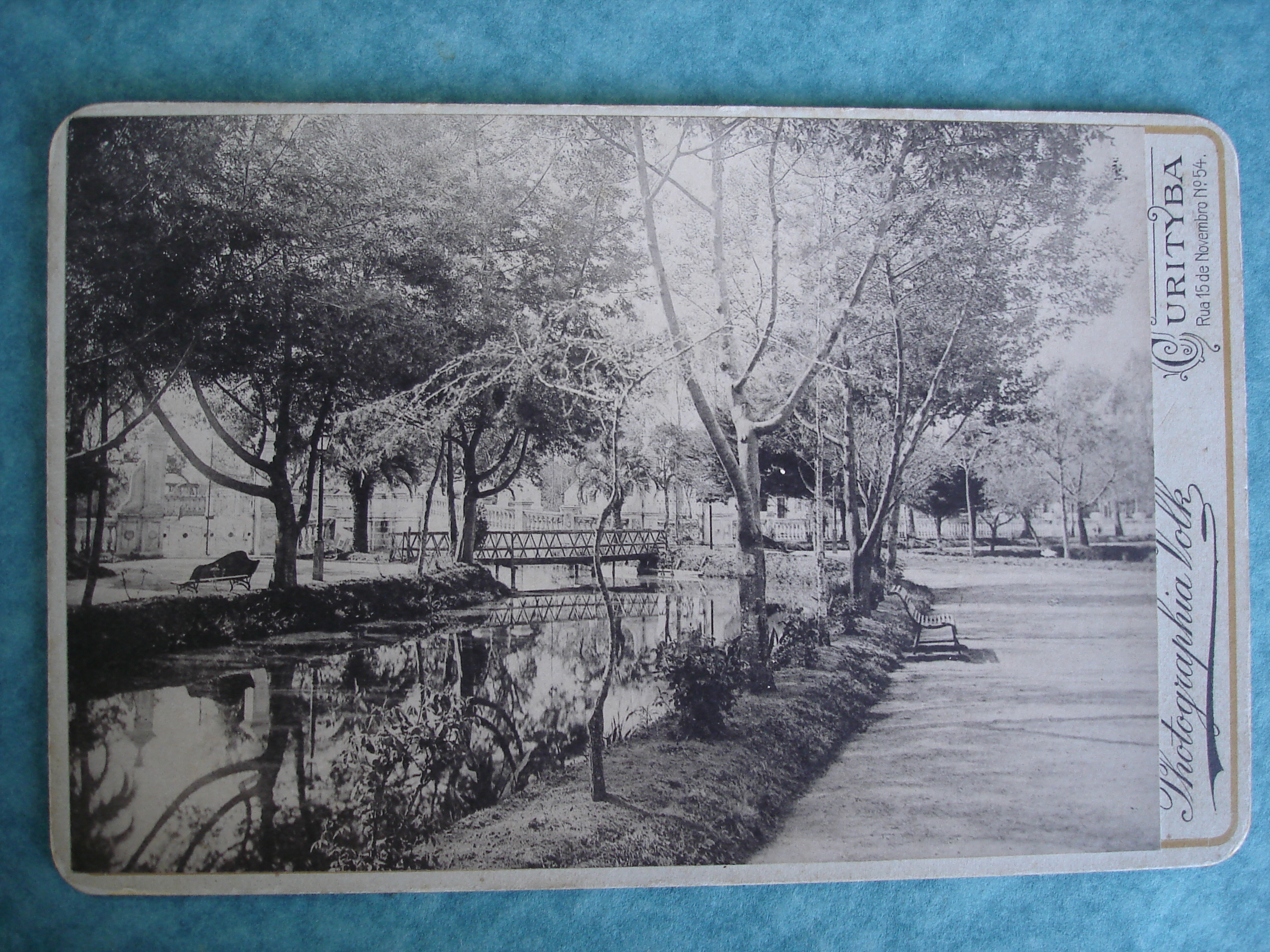 Postal que destaca um dos canais artificiais do Rio Belém e um canoeiro, início do século XX.