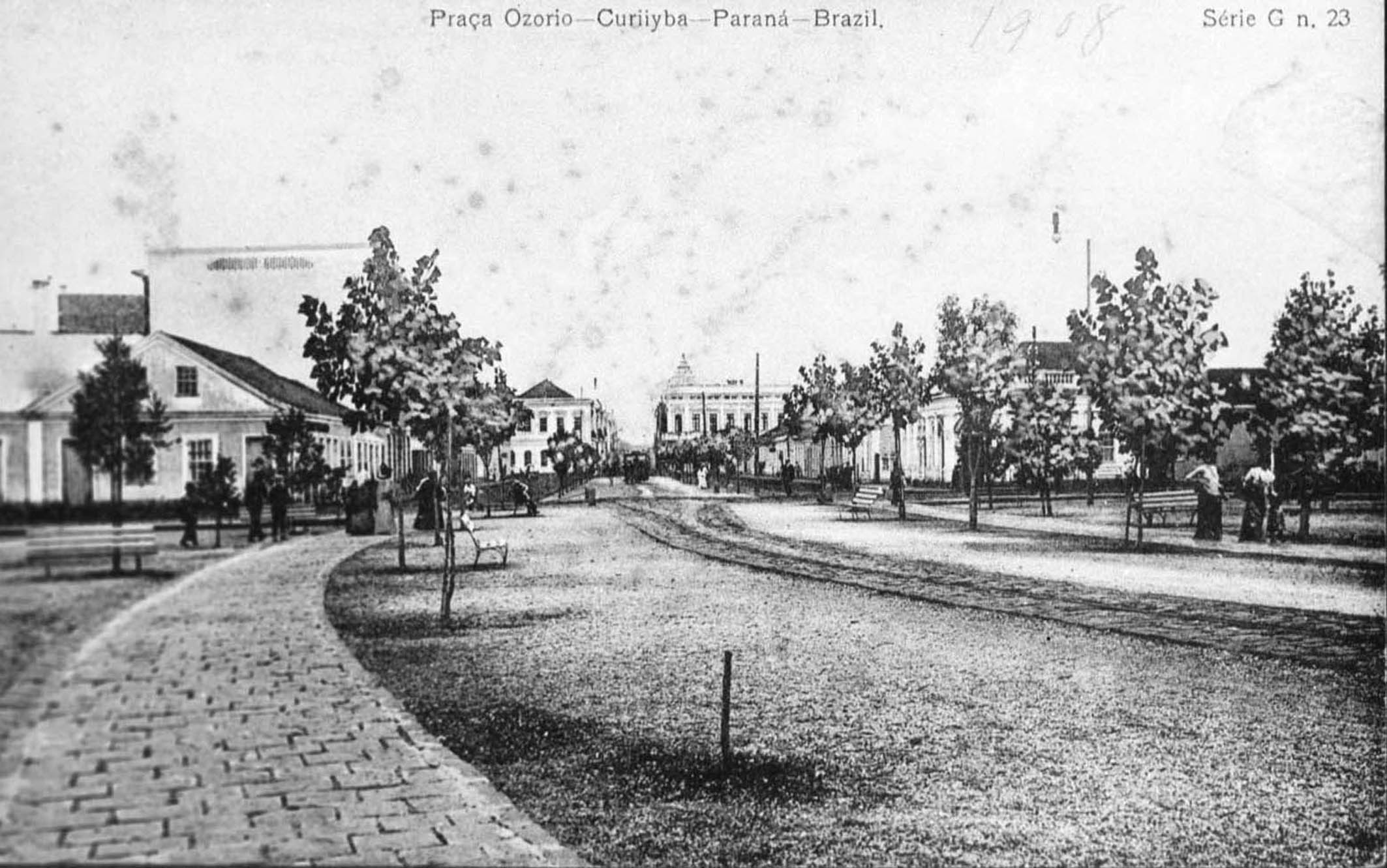Praça Osório em 1908, após os melhoramentos iniciados no ano de 1903. Em destaque a via central, por onde circula o bonde puxado à mula. As árvores estão mais crescidas em comparação com a foto anterior, amenizando a aridez do local.