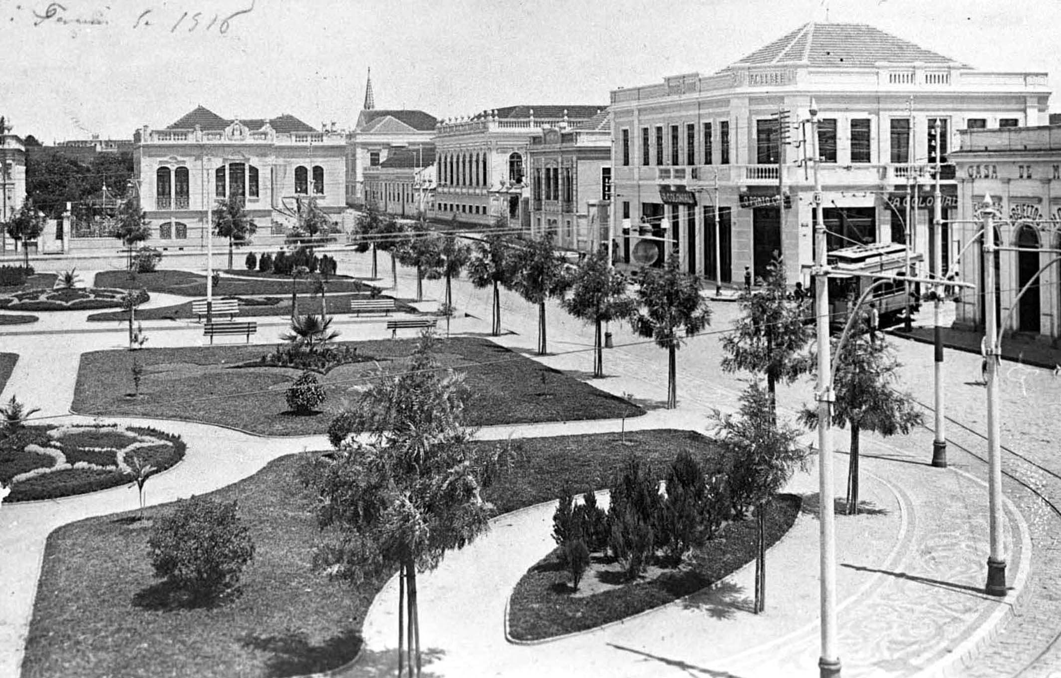 Praça Osório em 1916. Em destaque o paisagismo à francesa, recém-implantado na Praça Osório. O local exibe sua infraestrutura moderna: iluminação pública sustentada por sofisticados postes de ferro, calçamento e via pavimentada. Ao fundo, a residência de Affonso Camargo.