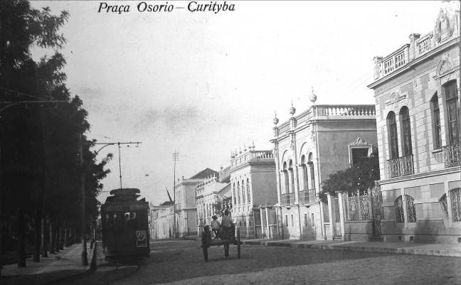 Praça Osório em 1920. A modernidade do bonde elétrico convive com a tradicional carroça.