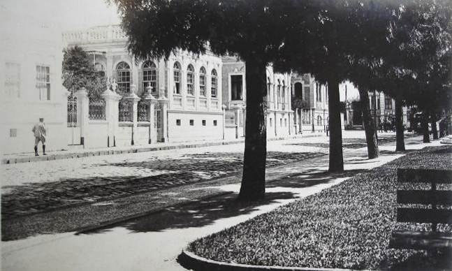 Praça Osório em 1920. Ao fundo, a sequência de elegantes residências proporciona sofisticação à praça.