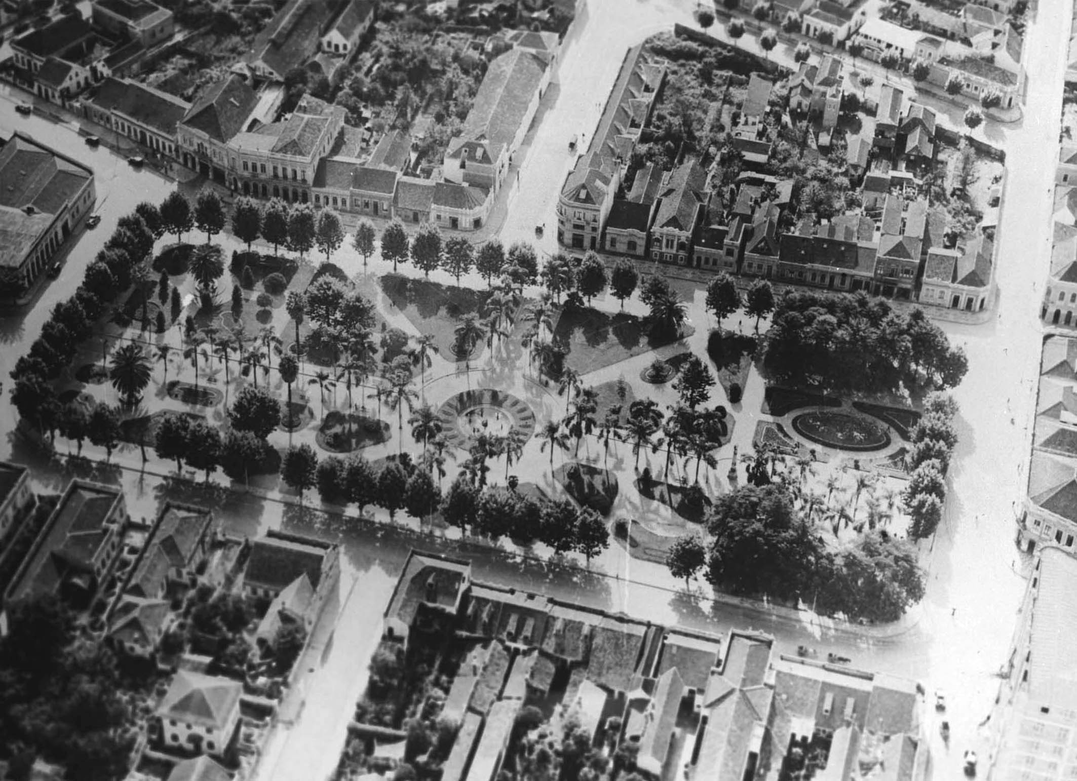 Praça Osório na década de 1930. Vista aérea que permite a visualização do paisagismo. À direita, encontra-se a rua Voluntários da Pátria e, à esquerda, na parte superior, a Rua Vicente Machado.