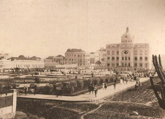 Outra vista da inauguração da herma do padre Ildefonso na Praça Santos Andrade, em setembro de 1922. Evento integrante das comemorações do Centenário da Independência do Brasil. Ao fundo, Universidade do Paraná.