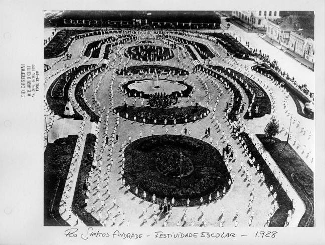 Desfile escolar em homenagem ao recém-empossado Presidente do Paraná, Affonso Camargo, em fevereiro de 1928.
