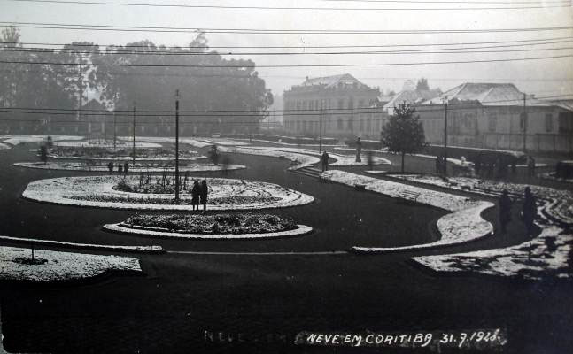 Praça Santos Andrade, na ocasião da neve ocorrida no inverno de 1928.
