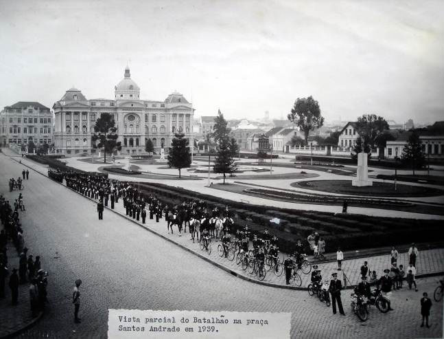 Desfile escolar dos alunos do Colégio Santa Maria, passando pela Praça Santos Andrade, em 1939.
