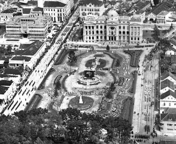 Praça Santos Andrade na década de 1940. Vista aérea que permite a visualização do paisagismo implantado em 1922.