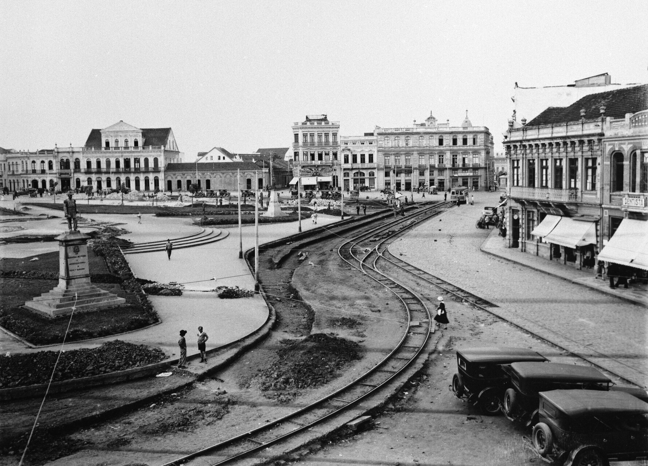 Obras de urbanização na Praça Tiradentes e início da construção da Estação de Bondes, em 1934. 