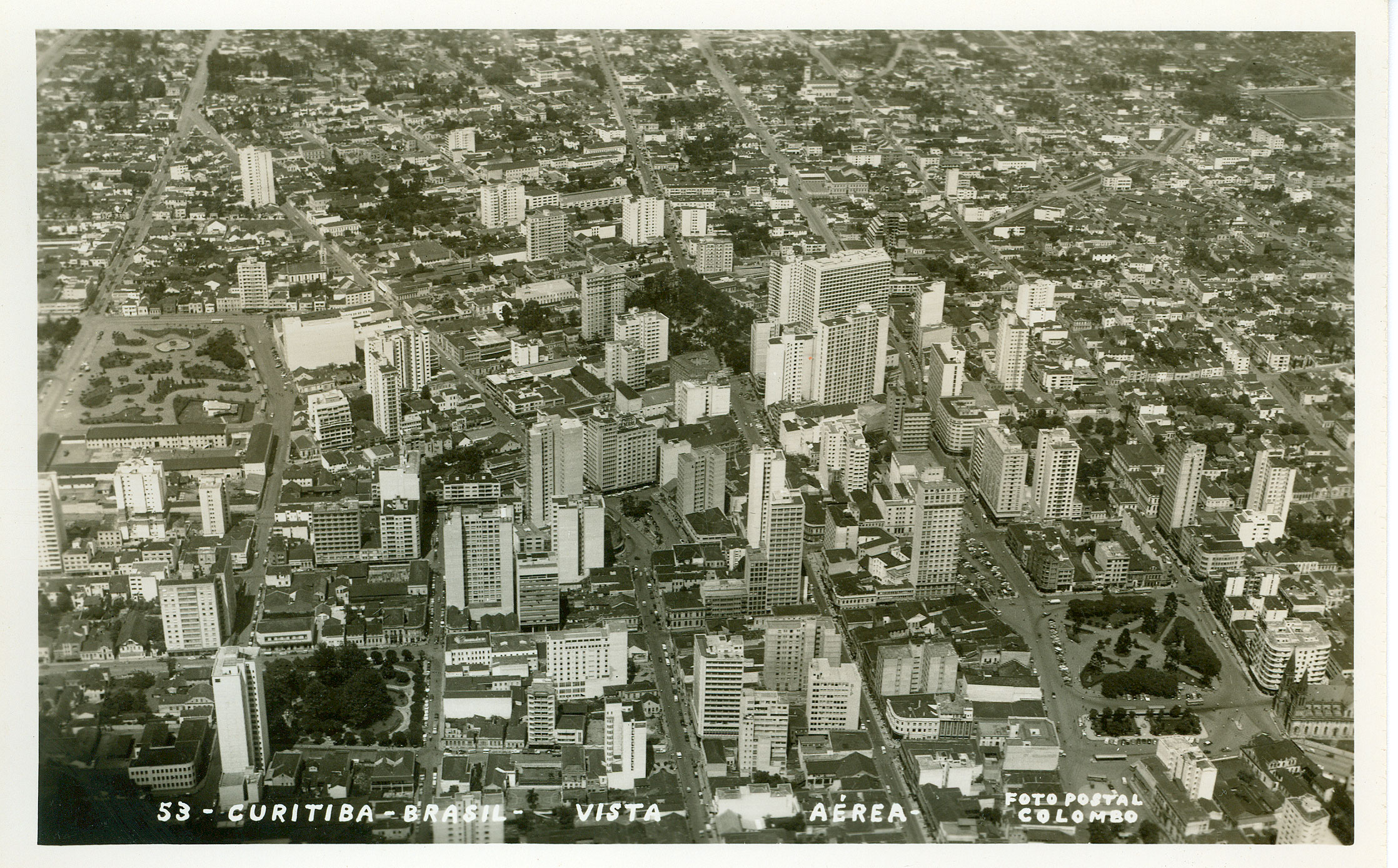 Postal apresentando uma vista aérea de Curitiba, na década de 1950. À direita, aparece a Praça Tiradentes.