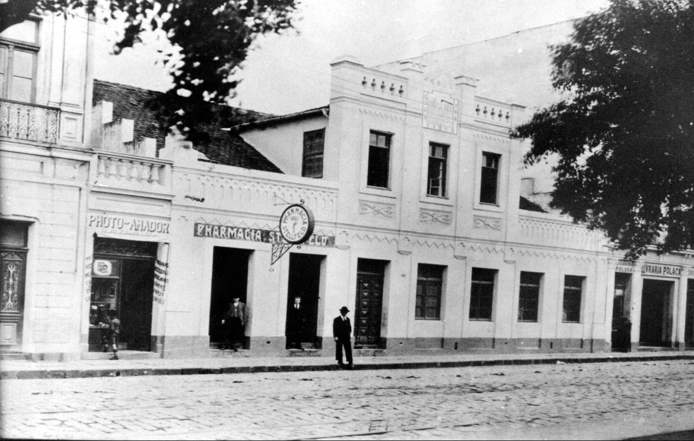 Farmácia Stellfeld na Praça Tiradentes, em 1910. No centro da platibanda encontra-se o relógio de sol.